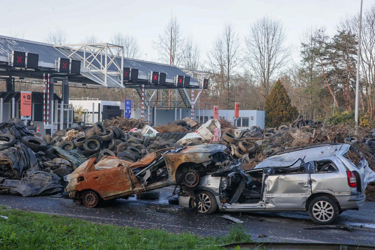 Blocage prolongé de l’A64. Photos des dégats. Photo prise par Nicolas Sabathier parue dans la République des Pyrénées